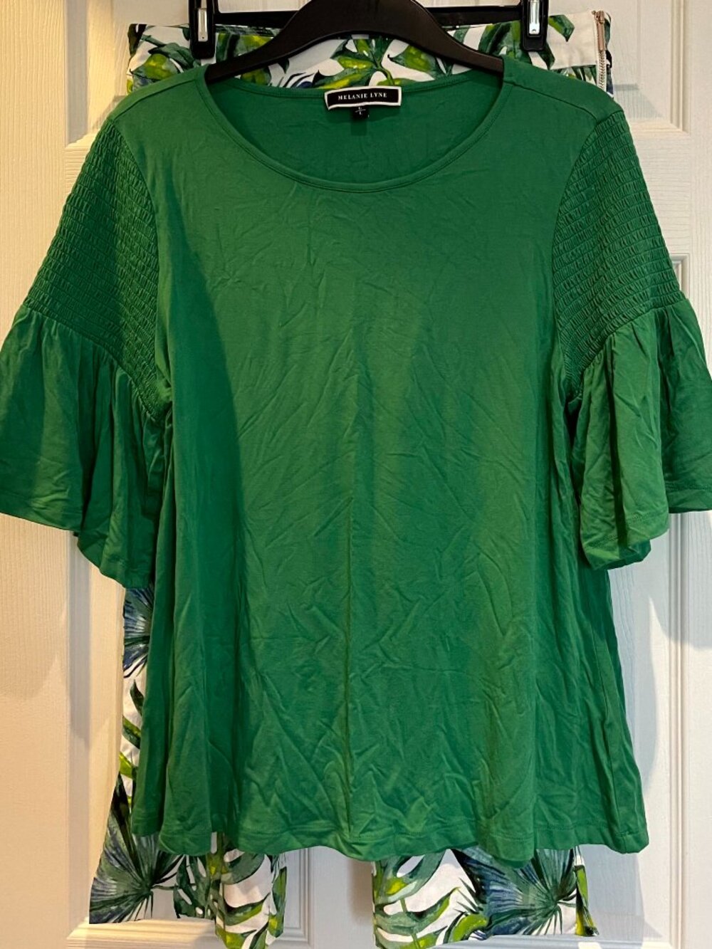 Melanie Lyne set, capri length pant and top, size L